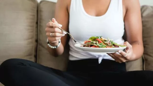 How to practice mindful eating to reduce bloating after a meal